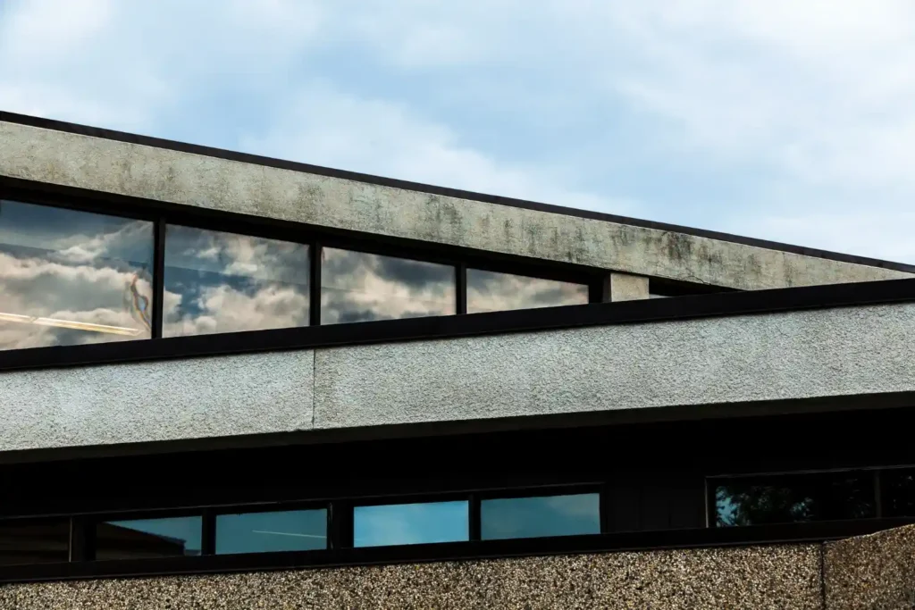 Imagem de fachadas modernas com revestimento de alumínio, destacando a leveza, durabilidade e estética contemporânea do material em projetos de arquitetura.