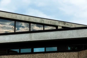 Imagem de fachadas modernas com revestimento de alumínio, destacando a leveza, durabilidade e estética contemporânea do material em projetos de arquitetura.