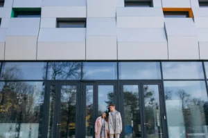 Fachada minimalista moderna com esquadrias de alumínio em destaque, evidenciando o papel das esquadrias de alumínio na estética e funcionalidade do edifício.